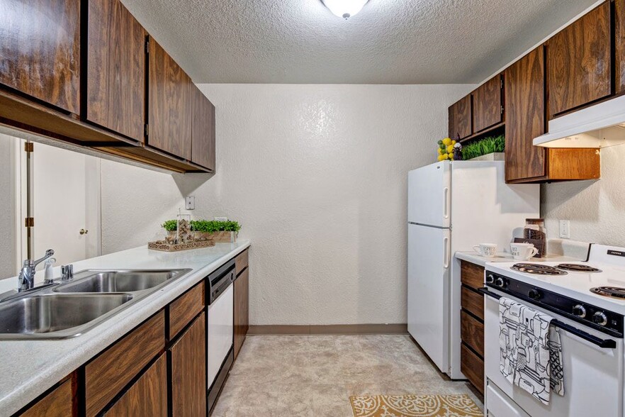 The Greenbriar Apartments - Kitchen - The Greenbriar