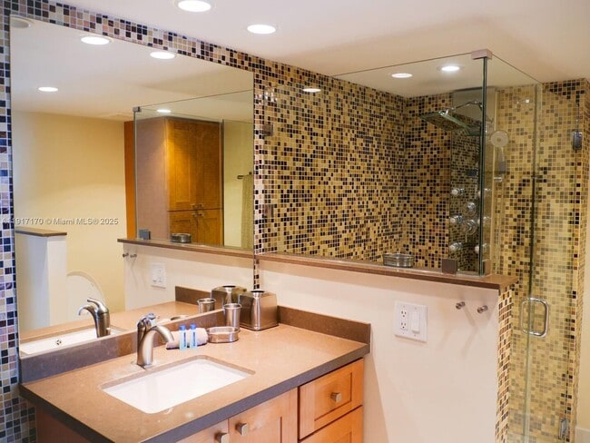 Building Photo - 1717 N Bayshore Dr