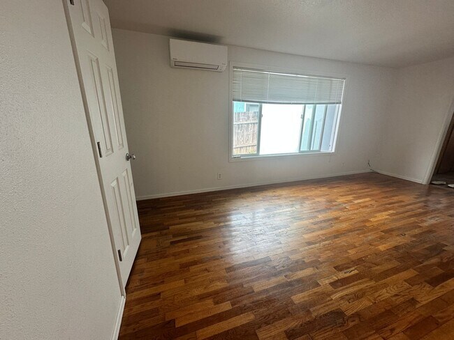 Building Photo - 1561 NW Highland Dr