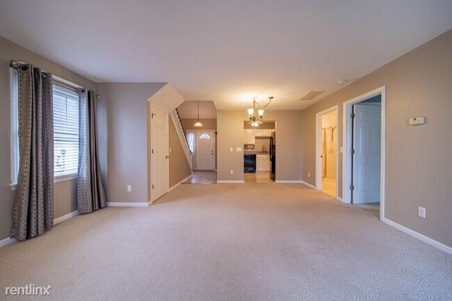 Building Photo - 6683 Courtyard Dr