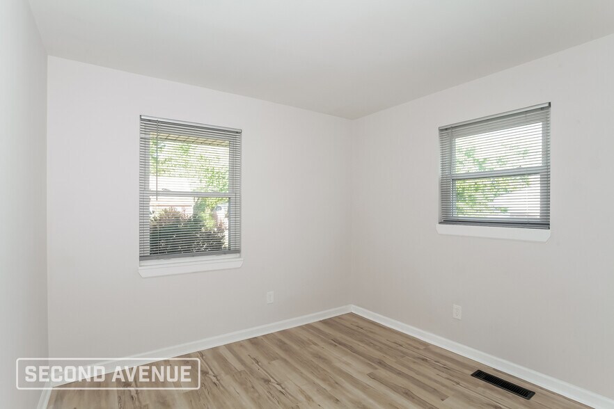 Building Photo - 2049 Roosevelt Ave