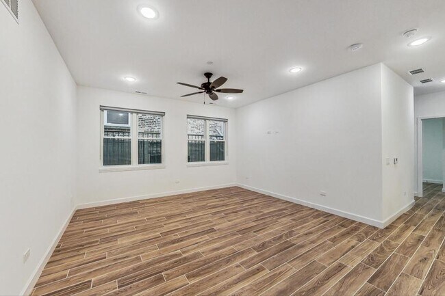 Building Photo - 3 bedroom in Chicago IL 60637