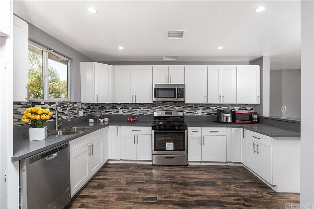 Building Photo - 9011 Vena Ave
