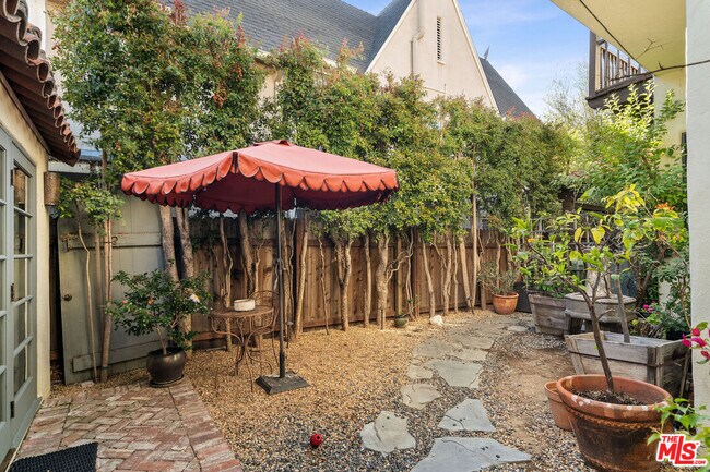 Building Photo - 1632 N Orange Grove Ave