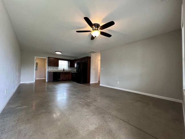 Building Photo - Available on March 25th, 2025. 2 bed 1 bat...