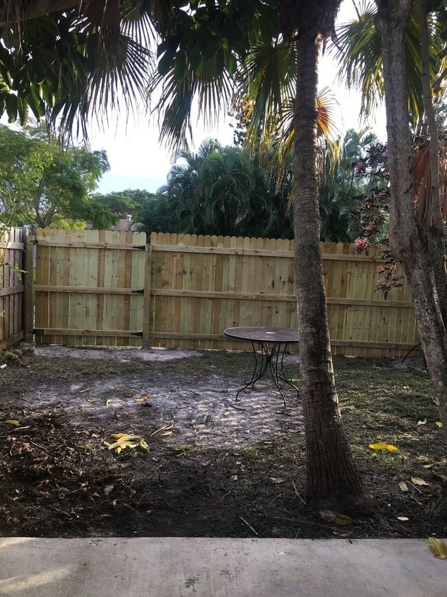 Building Photo - Updated Villa in Greenacres