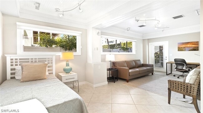 Building Photo - 877 7th St S