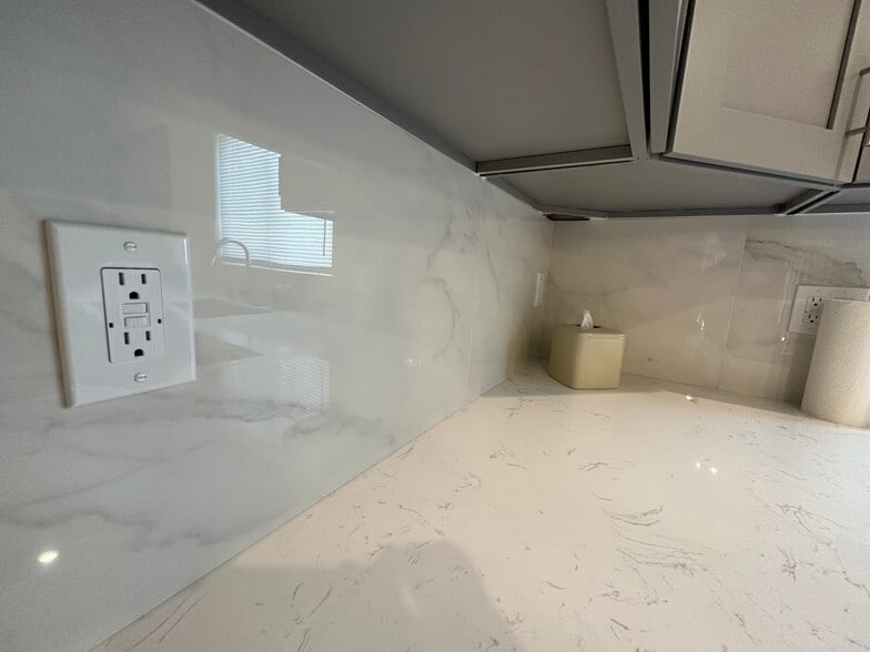 Building Photo - 8436 Oakdale Ave