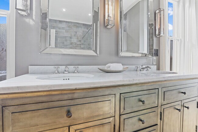 Building Photo - 550 E Town St