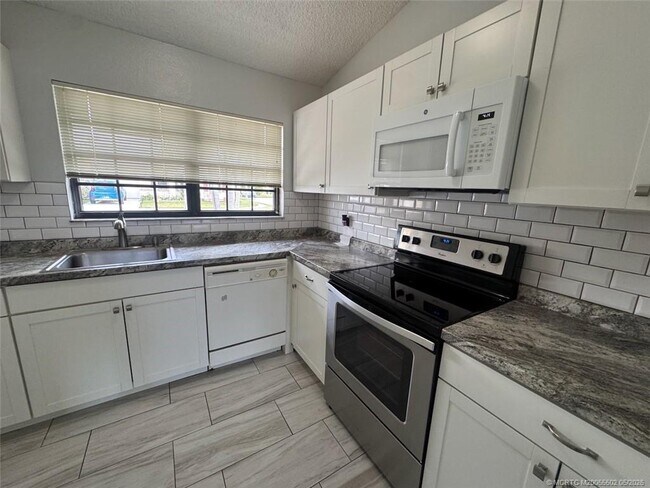 Building Photo - 2398 SE Breckenridge Cir