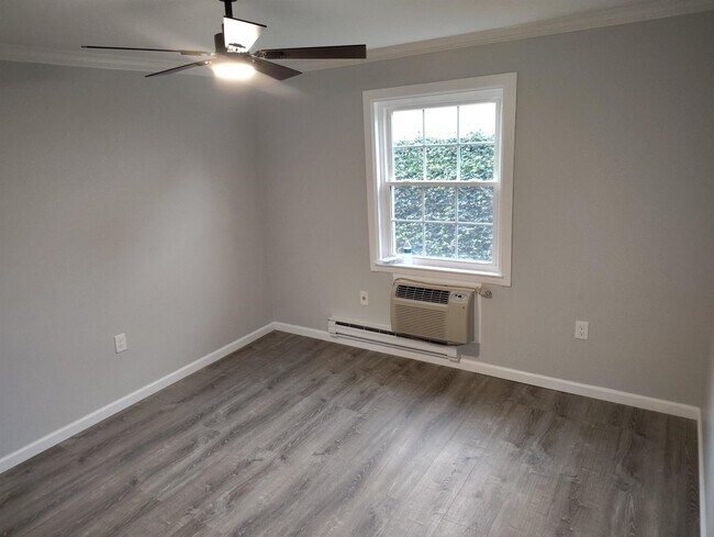 Building Photo - 54 E Maple St