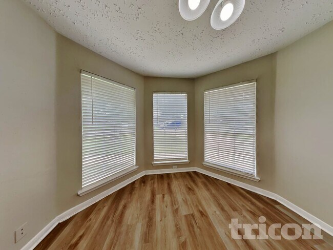 Building Photo - 2013 Greenwood Dr