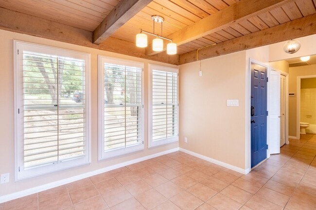 Building Photo - Charming 3 bed 2 bath Home in NW Austin!