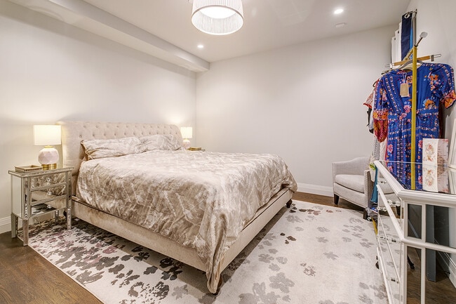 Building Photo - 463 Duncan St