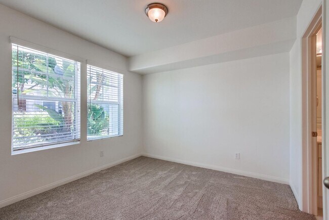 Building Photo - Available Now! Tri-Level 3 Bedroom 3.5 Bath Townhome!!