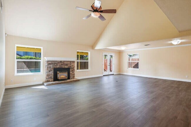 Building Photo - Spacious 5-Bedroom Home with Pool in NE Fr...