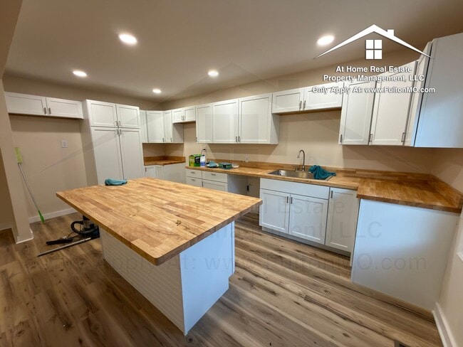 Building Photo - 703 W 7th St