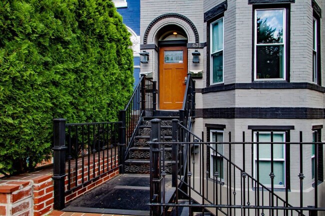Building Photo - 403 C St NE