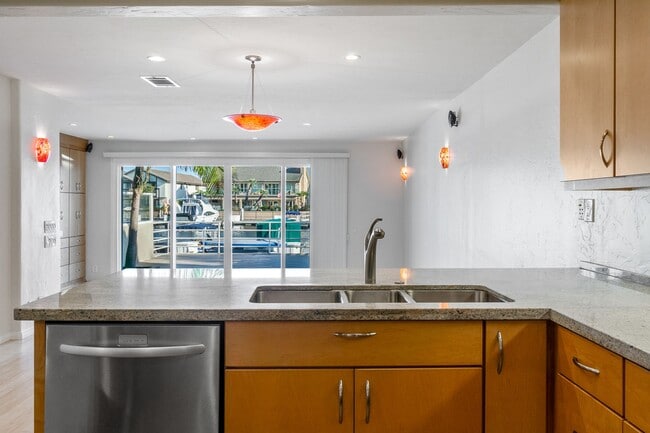 Building Photo - Stunning Waterfront Townhome in Huntington Beach!