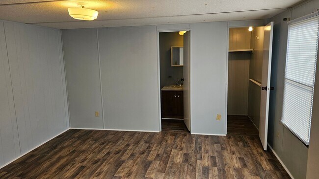 Building Photo - 2217 Glenburn Rd