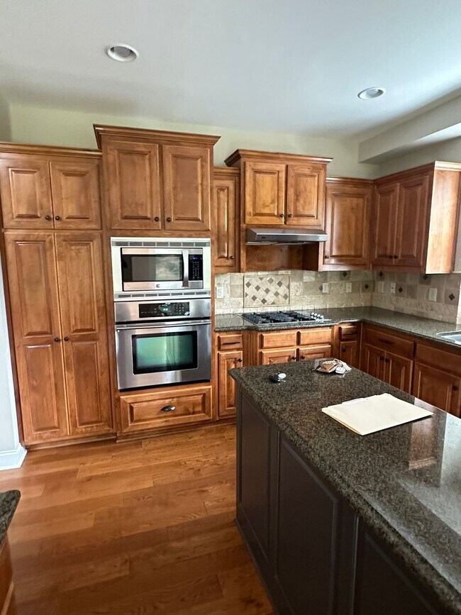 Building Photo - Brick Single Family Rental - 4 bedroom/4.5...