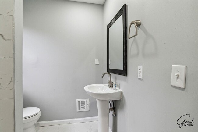 Building Photo - $1,200/month - 3 Bed 1 Bath Single Family ...
