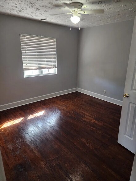 Building Photo - Room in Apartment on 8th St