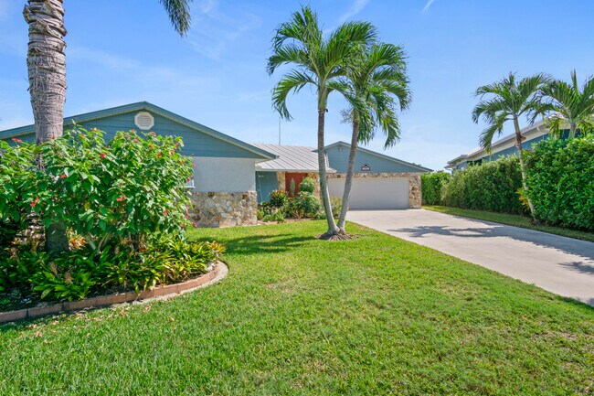 Building Photo - 1360 SW Albatross Way