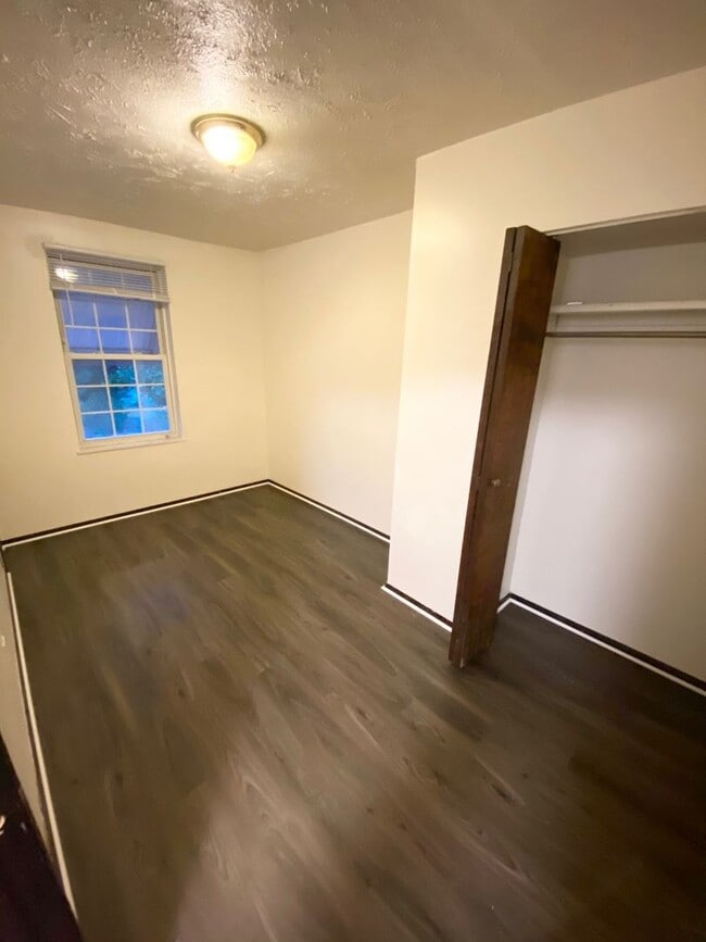 Building Photo - Great 2 Bedroom, 1 Bathroom in McKees Rock...