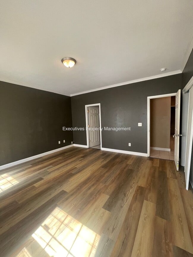 Building Photo - 2301 Peppertree Ln