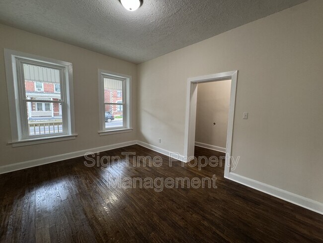 Building Photo - 836 W Washington St
