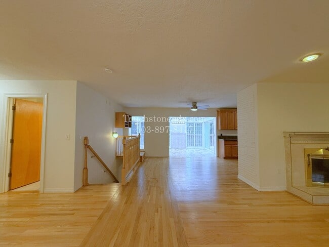 Building Photo - 980 NW Wallula Ave