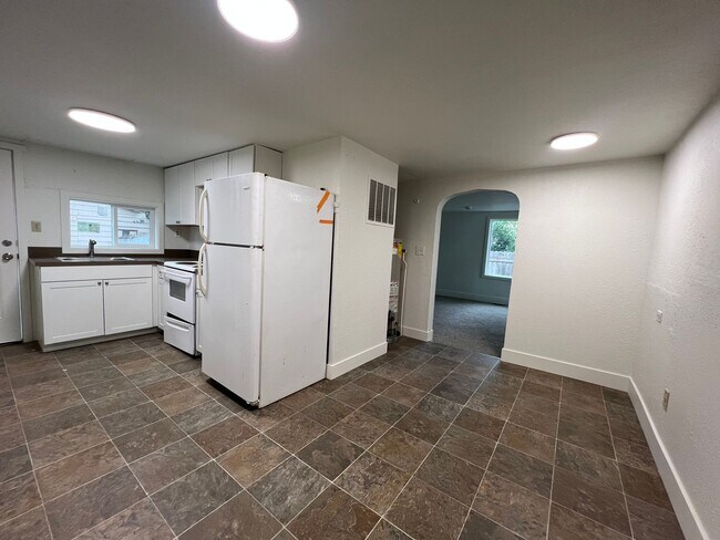Building Photo - Cute newly remodeled 2 bed 1 bath home on ...