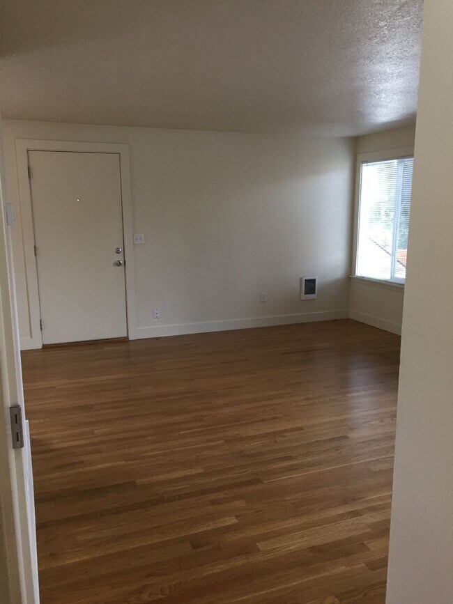 Building Photo - Spacious Private Upper Corner Unit Overloo...