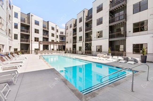 Building Photo - Beautiful 1-Bedroom Townhouse with Modern ...