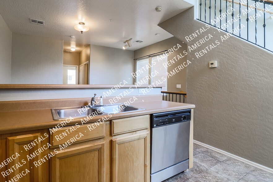 Building Photo - 747 N Port Dr