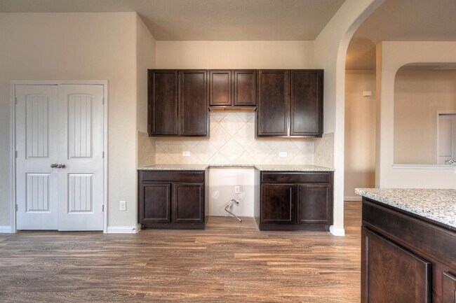 Building Photo - 2206 Spring Hollow Dr