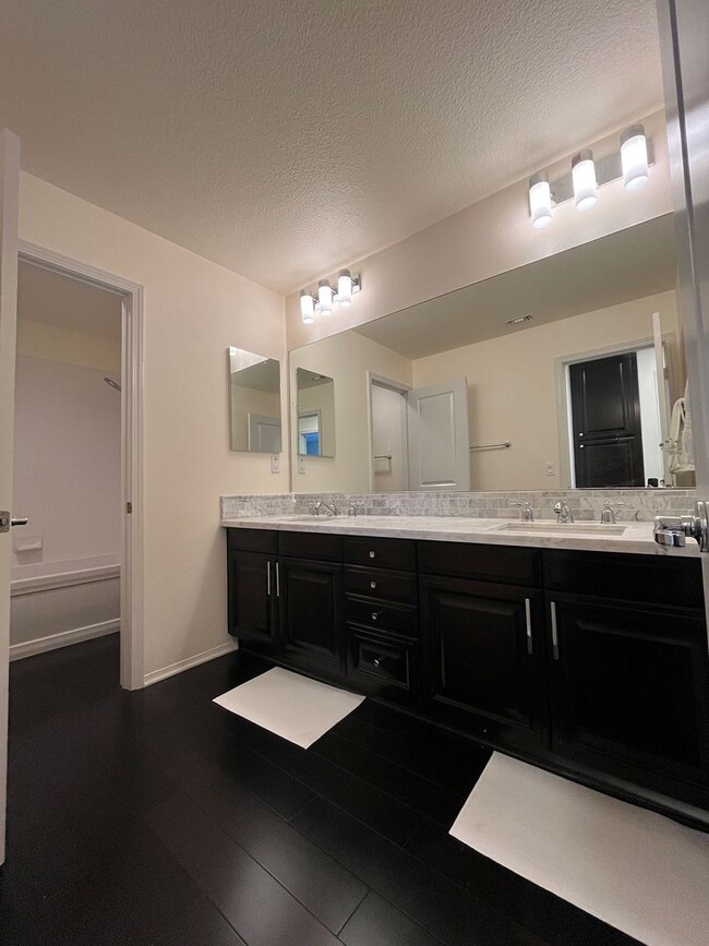 Building Photo - Newbury Park 4+2.5 on cul-de-sac w/upgrades!