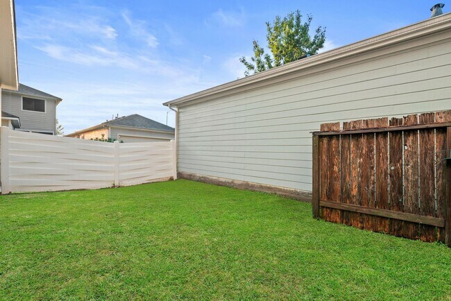 Building Photo - 1617 Nichole Woods Dr