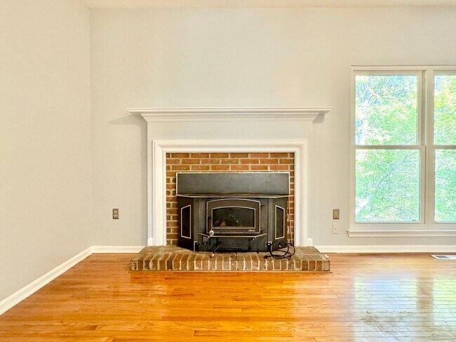 Building Photo - GORGEOUS COLONIAL IN WOODBRIDGE!