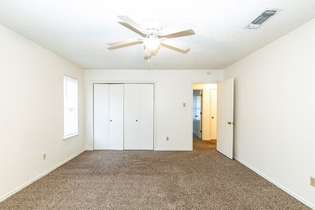 Building Photo - 2 Bedroom 2 Bathroom Duplex