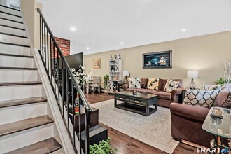 Building Photo - 14 1/2 Fairview Ave