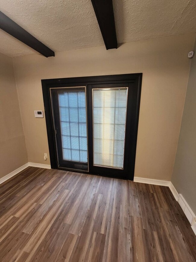 Building Photo - Charming 3-Bedroom Property in Prime Location