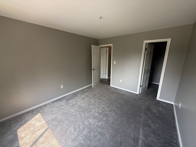 Building Photo - Fresh Paint and Updated Condo in Parkville MD!