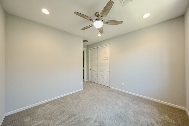 Building Photo - Beautiful 5bedrooms-2Baths Modern Style Home!