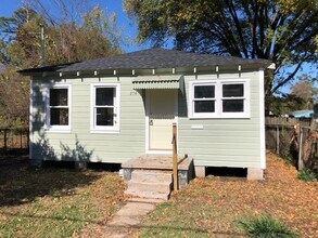 Building Photo - Nice 2 bedroom/1.5 bathroom house with fully fenced yard!