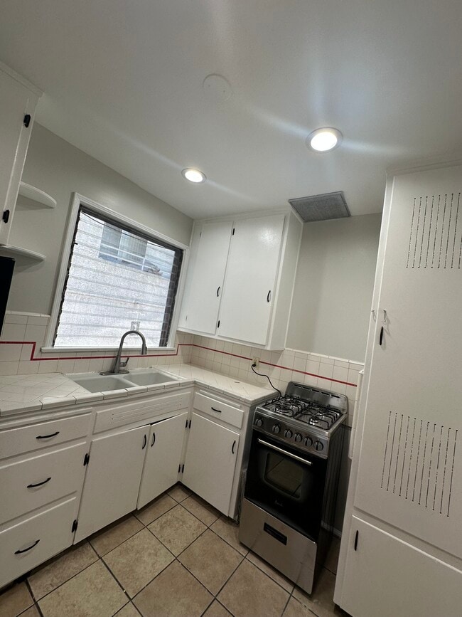 Bright Kitchen Space - 5646 Farmdale Ave