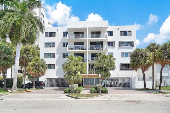 Building Photo - 1605 Bay Rd