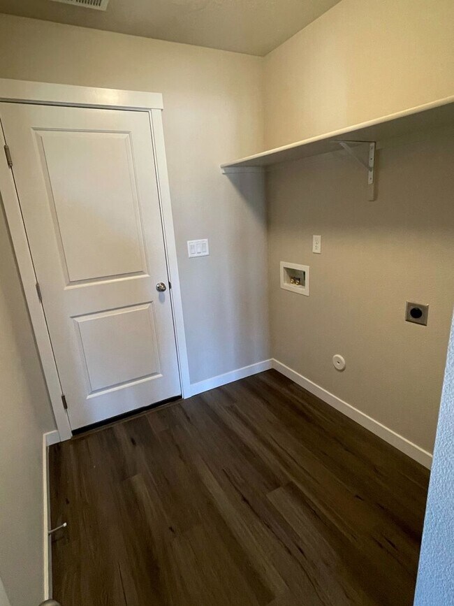 Building Photo - 4 bedroom 2 bath large loft area upstairs / All bedrooms downstairs