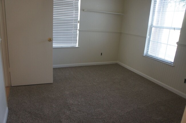 Building Photo - Lots of room